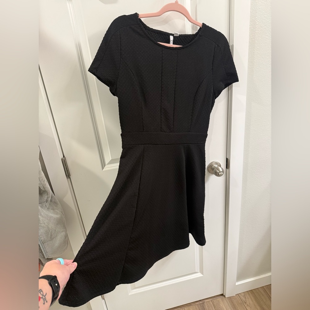Sz M - black textured mini dress